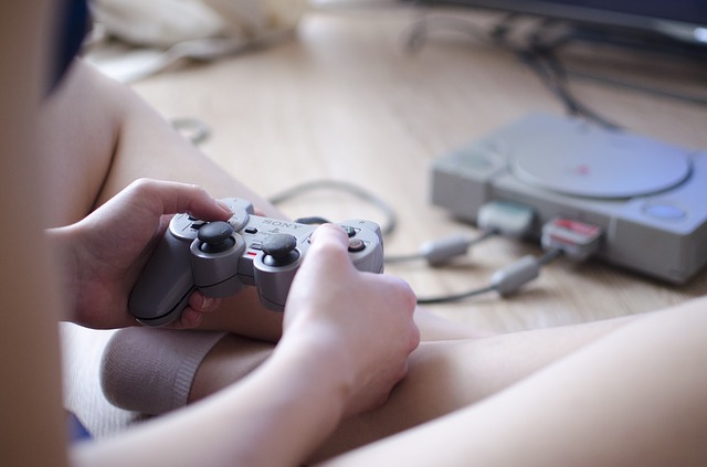 ゲームをする女性