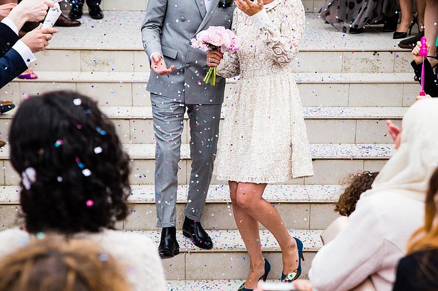 結婚式で祝福される新婚夫婦